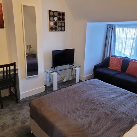 Silvertree Lodge - 2 Double Bed Flat With Parking 헤멜헴스테드 외부 사진